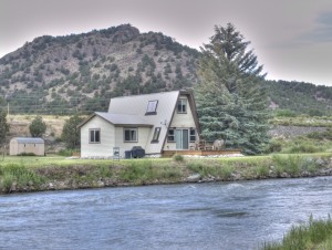 River Rendezvous Delightful fishing cabin on the banks of the Arkansas River.